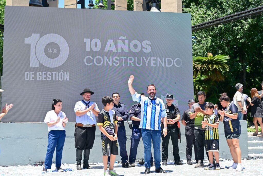 NOTICIAS ESCOBAR:ARIEL SUJARCHUK ,PROTAGONIZO EL ACTO POR LOS DIEZ A&Ntilde;OS DE GESTION .